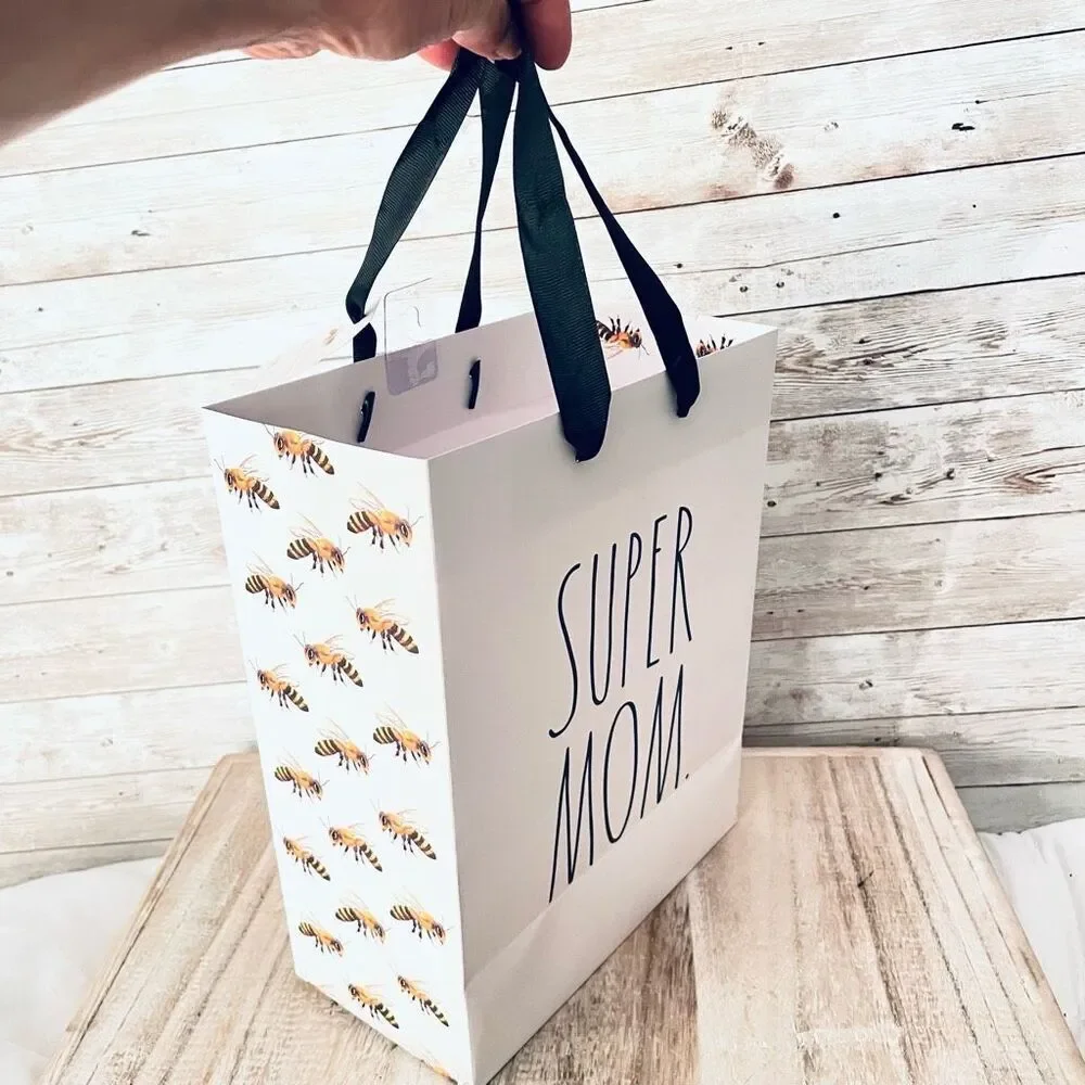 NWT Rae Dunn White Super Mom gift bag with bees & hanging to:/from: little card